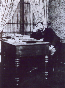 Alphonse Allais à son bureau parisien